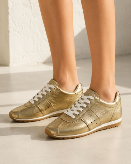Deportiva Nina dorada